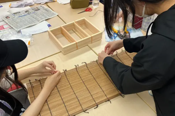 伝統工芸部という珍しい部活動も。紙漉きの道具作りから体験します。