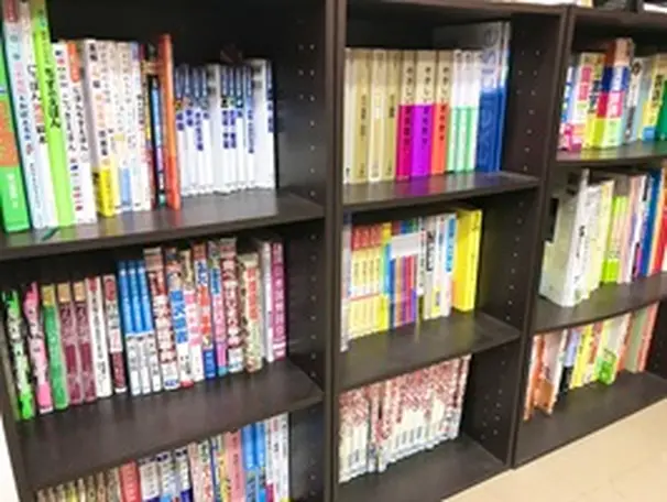 自学道場ALTSには本がたくさん。調べ物から読書までいろんな本が楽しめます