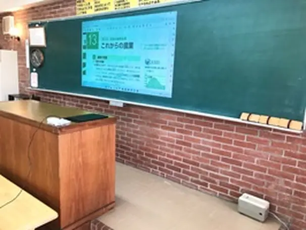 授業内では広い黒板とプロジェクター完備。動画を見ることもあります♪